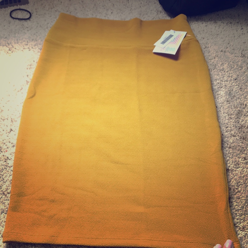 Small LuLaRoe Cassie skirt in mustard